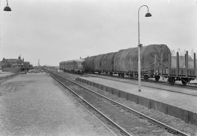 167500 Gezicht op het emplacement van het N.S.-station Baflo te Baflo, met enkele goederenwagens en een naderend ...